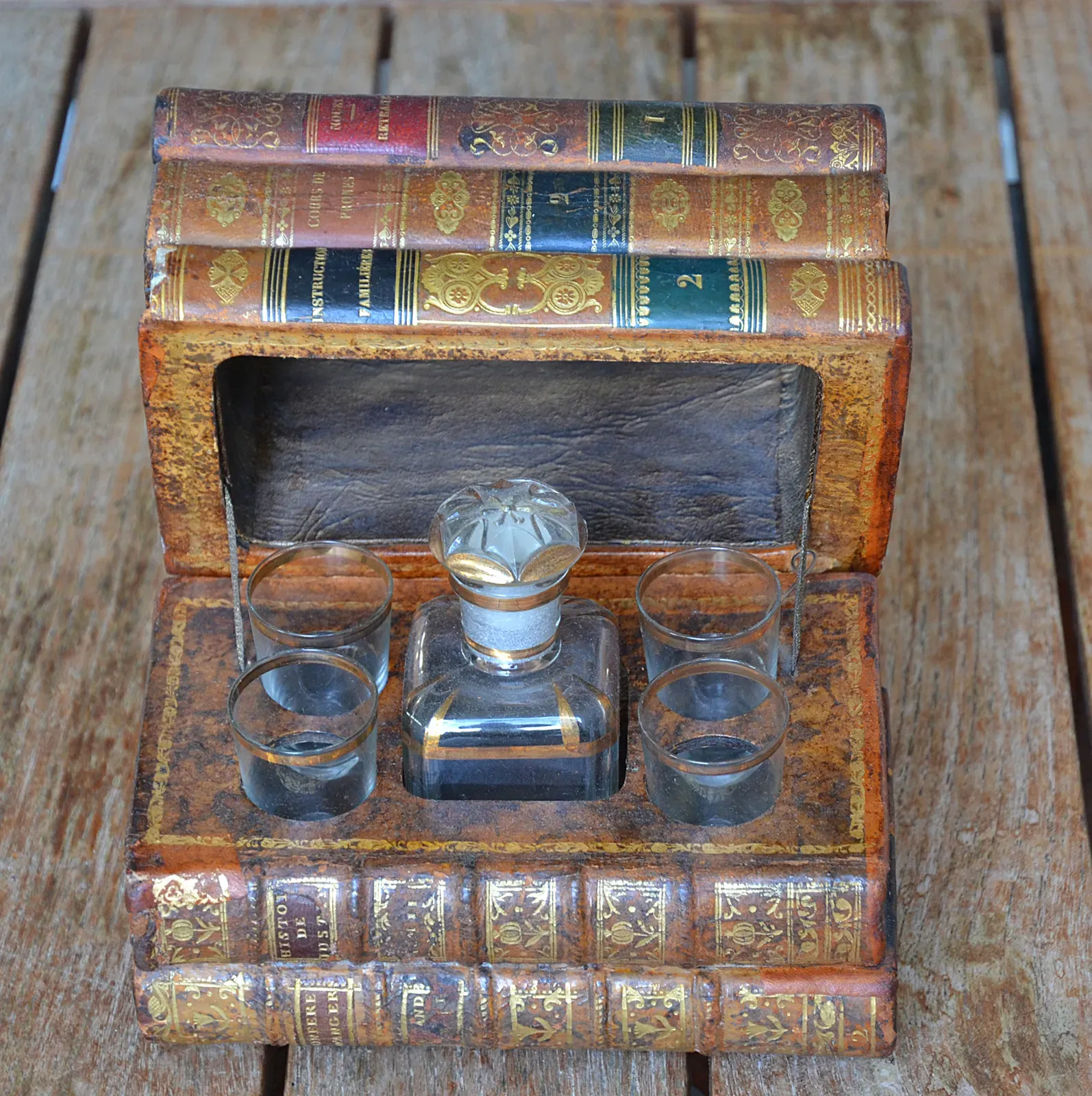 Cave a liqueur ancienne Thorens, Suisse -- objet de collection