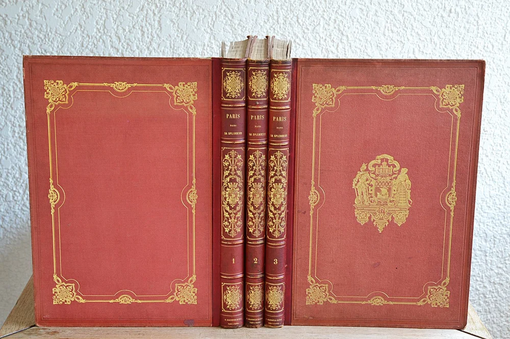Paris dans sa splendeur. Documents, vues, scènes historiques, descriptions et histoire.
Dessins et lithographies par Philippe Benoist, pour le plus grand nombre et avec l’aide de la photographie ; Jules Arnout, Bachelier, A. Bayot, Félix Benoist, Chapuy, Eug. Ciceri, Hubert Clerget, Dauzats, Jules David, Fichot, Jules Gaildrau, Guérard, J. Jacottet, Gustave Janet, Hippolyte Lalaisse, Aug. Mathieu, Sabatier, etc.
Vignettes de Félix Benoist et Catenacci, exécutées sur bois par les premiers graveurs.
Texte par MM. Audiganne, P. Bailly, Eugène Carissan, A. Darcel, Louis Enault, Victor Fournel, Edouard Fournier, Amédée Gabourd, J. de Gaulle, Eugène de La Gournerie, F. de Guilhermy, L. Lacour, Lassus, Albert Lenoir, F. lock, Le Roux de Lincy, Prosper Mérimée (de l’Académie Française), Viollet Le Duc, etc.
Premier et deuxième volume : description de Paris / Troisième volume : histoire de Paris + environs de Paris.