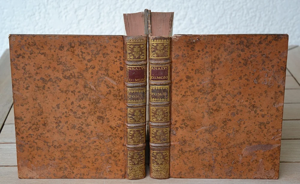 Analyse Démontrée ou la méthode de résoudre les problèmes des Mathématiques [suivi de :] Usage de l’analyse, ou la manière de l’appliquer à découvrir les propriétés des figures de la géométrie simple & composée, à résoudre les problèmes de ces Sciences & les problèmes des sciences physico-mathématiques, en employant le calcul ordinaire de l’algèbre, le calcul différentiel & le calcul intégral. Ces derniers calculs y sont aussi expliqués & démontrés. Seconde édition, augmentée des remarques de M. de Varignon.