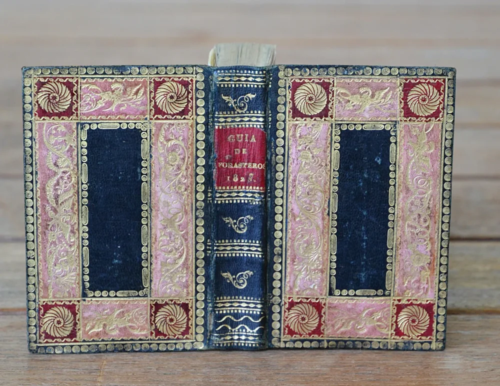 Calendario manual y guia de forasteros en Madrid para el año de 1827 + Estado militar de España. - photo