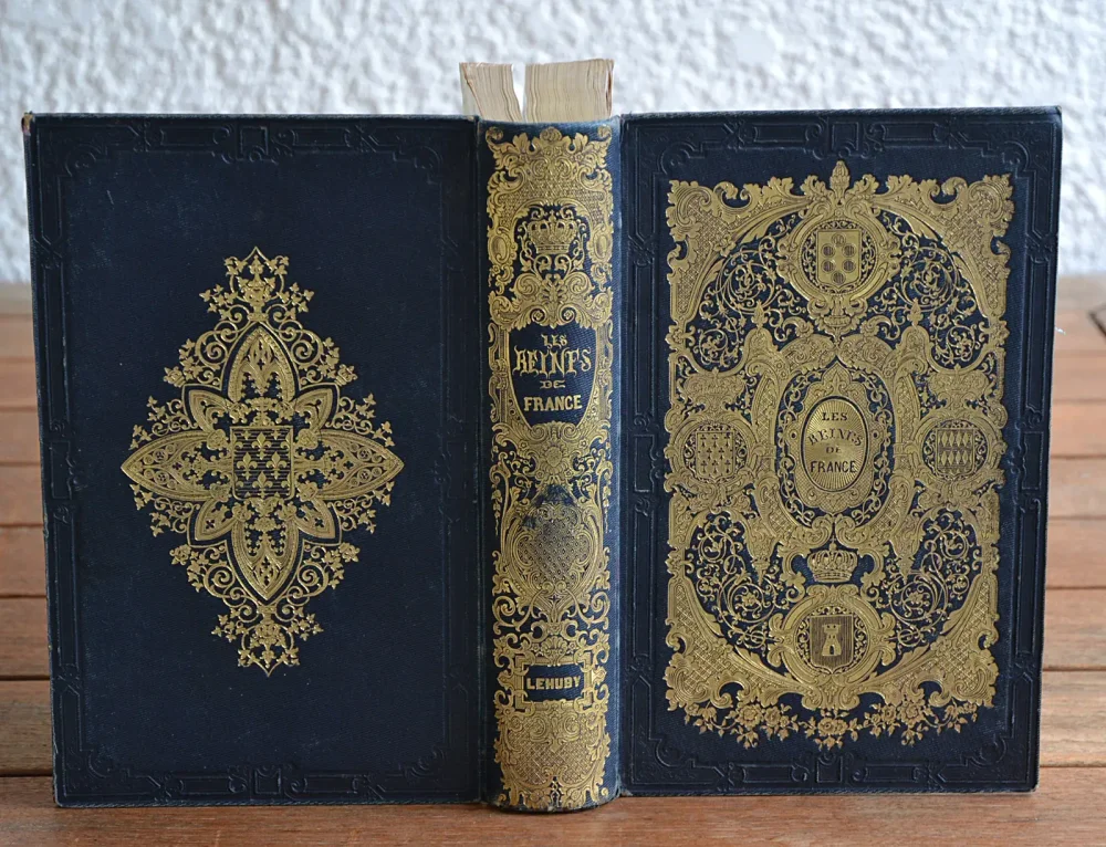 Les reines de France. - photo