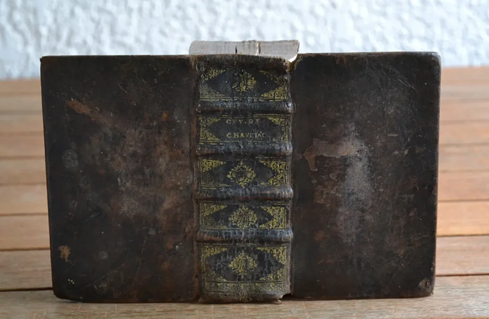 La grande chirurgie de Maistre Guy de Chauliac, médecin de l’université de Montpellier.
Traduite nouvellement en françois, & enrichie de plusieurs remarques, tant de théorie que de pratique, en forme de commentaire.
Par Maistre Simon Mingelousaulx, Médecin Iuré de la ville de Bourdeaux.
Première édition. - photo