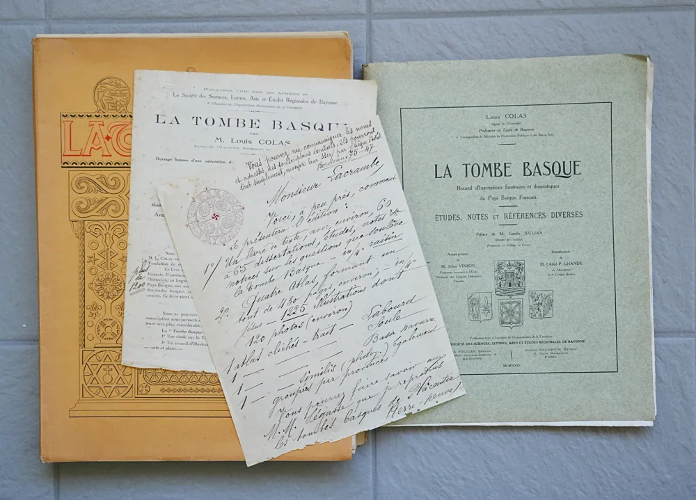 – La Tombe Basque – Recueil d’inscriptions funéraires et domestiques du Pays Basque Français.
– Atlas d’illustrations (dessins et photographies).
Documents recueillis dans les cimetières et sur les habitations du Labourd, de la Basse-Navarre et de la Soule. - photo