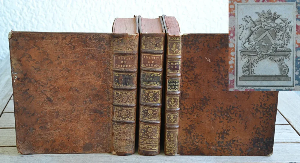 Institutions de chirurgie, où l’on traite dans un ordre clair et nouveau de tout ce qui a rapport à cet art : ouvrage de près de quarante ans, orné d’un grand nombre de figures en taille-douce, qui représentent les instrumens le plus approuvés & les plus utiles, le manuel des opérations, les appareils & les bandages (…). [Suivi de :] Mémoires pour servir à l’histoire de la chirurgie du XVIII° siècle, et de supplément aux Institutions chirurgicales de M. Heister (…). - photo
