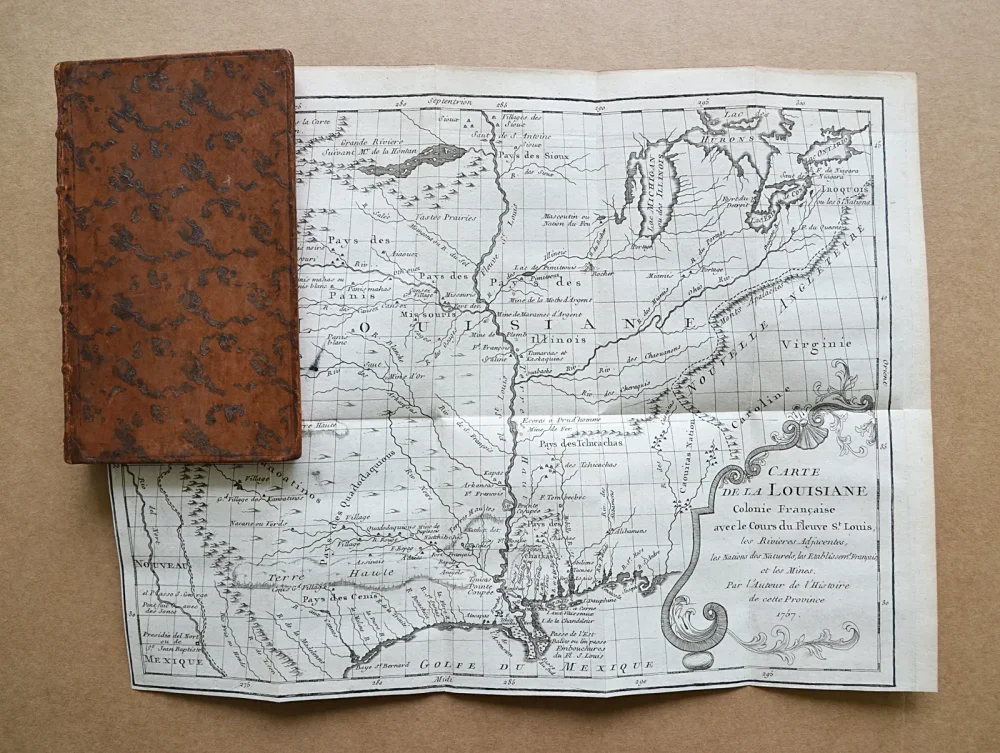 Histoire de la Louisiane, contenant la découverte de ce vaste pays ; sa description géographique ; un voyage dans les terres ; l’histoire naturelle ; les mœurs, coûtumes & religion des naturels, avec leurs origines ; deux voyages dans le nord du nouveau Mexique, dont un jusqu’à la Mer du Sud ; orné de deux cartes & de planches en taille douce. - photo