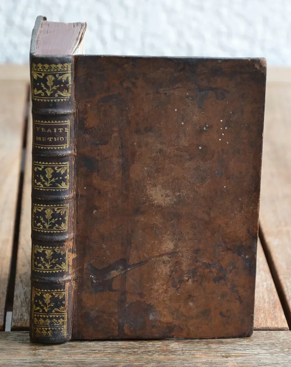 La géographie rendue aisée, ou traité méthodique pour apprendre la géographie ; rangé dans un ordre nouveau, propre à faciliter l’étude de cette science.
Avec un abrégé de la sphère, & une table très-ample en forme de dictionnaire. - photo