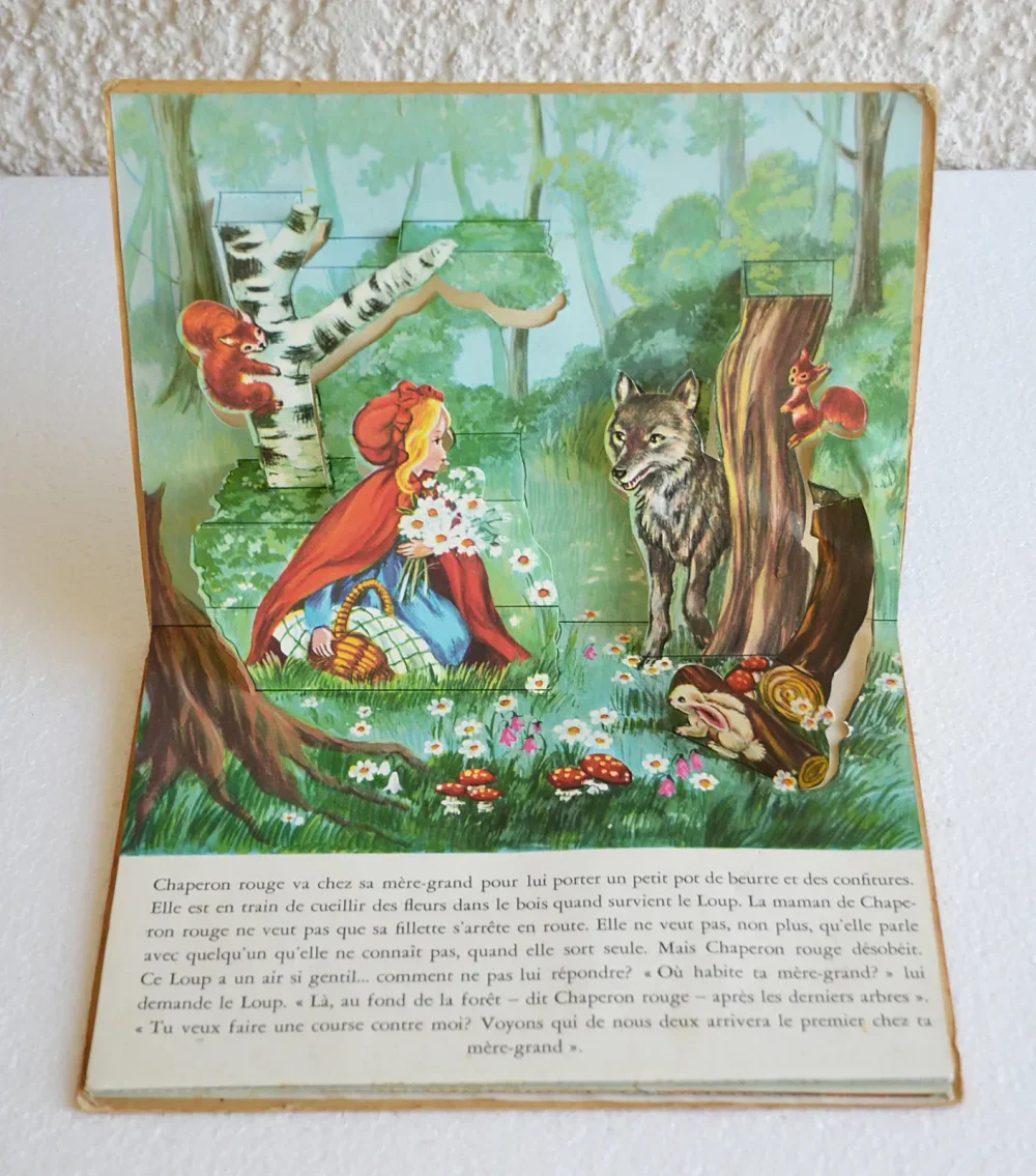 Collection contes en relief.
Le petit chaperon rouge. - photo