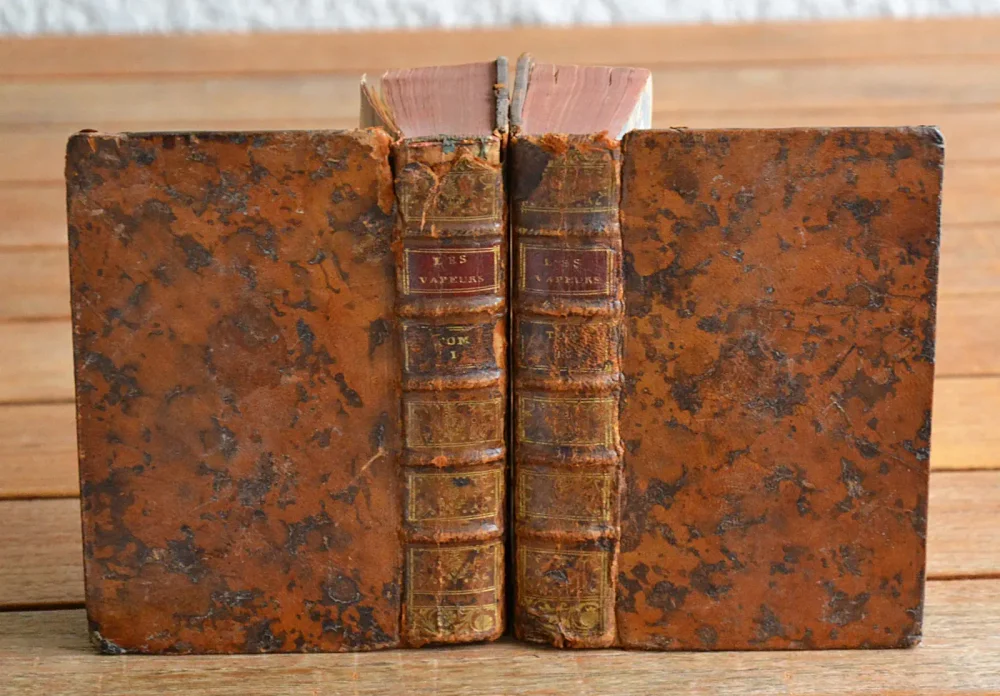 Les vapeurs et maladies nerveuses, hypocondriaques, ou hystériques ; reconnues & traitées dans les deux sexes. On y a joint :
Une exposition anatomique des nerfs, avec figures, par M. Alexandre Monro.
L’extrait des principaux ouvrages sur la nature & les causes des maladies nerveuses.
Des conseils sur le régime & la conduite qu’on doit observer pour se préserver, tant de l’attaque que des retours de ces maladies.
Ouvrages revus & publiés par M. Lebègue de Presle, Docteur-Régent de la Faculté de Médecine de Paris, Censeur Royal. - photo