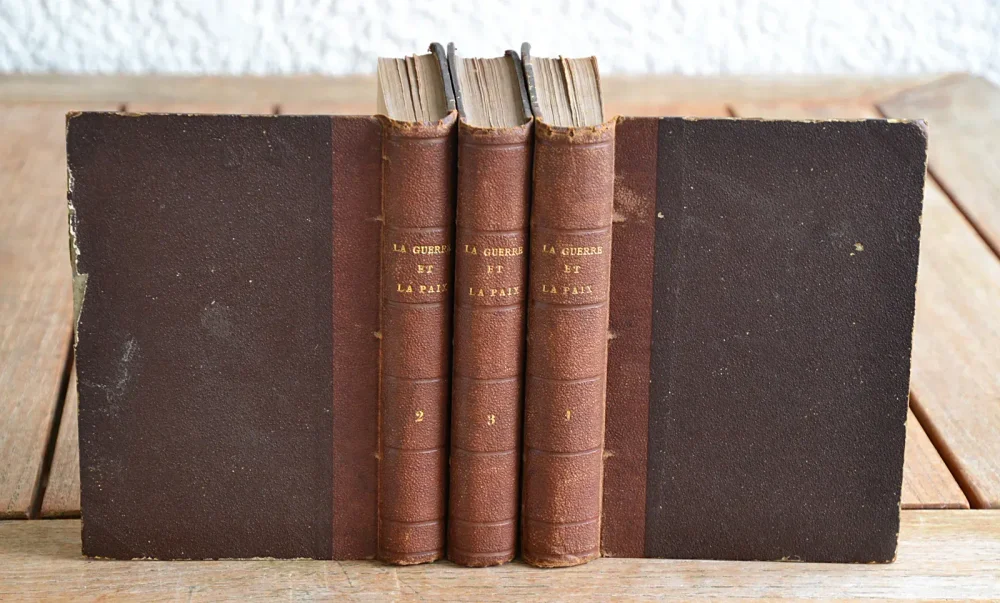 « La plus grande œuvre de la littérature russeet une des plus importantes de la littérature universelle »(Dictionnaire des Œuvres).
La guerre et la paix.
Roman historique, traduit avec l’autorisation de l’auteur par une russe.
Tome premier. Avant Tilsitt – 1805 / 1807
Tome deuxième. L’invasion – 1807 / 1812
Tome troisième. Borodino – Les français à Moscou – Epilogue – 1812 / 1820 - photo