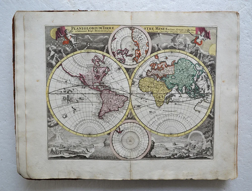 Samuelis Fabri Rect. Gymn. Norib. Atlas Scholastichodoeporicus oder immer stärcker anwachsender Schul- und Reisen-Atlas nach der schwer- und beschwerlichen Last erleichtert und bequemer gemacht sowohl in denen Alten für die gelehrte; als auch in denen Neusten kleinen, doch vollständigen Mappen, für die jenige, welche in denen Land-Charten noch unerfahren vom Neuen ausgefertigt von Christoph Weigel. Der Kaiserl. Reichs Post gegen-über wohnhafft in Nürnberg. - photo