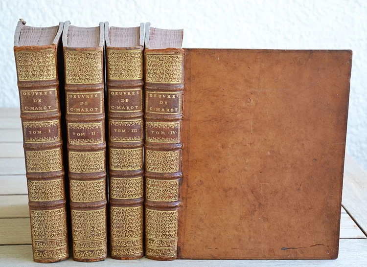 Œuvres de Clément Marot, valet de chambre de François 1er Roy de France, revûes sur plusieurs manuscrits, & sur plus de quarante éditions ; et augmentées tant de diverses poësies véritables, que de celles qu’on a faussement attribuées.  Avec les ouvrages de Jean Marot, son père, ceux de Michel Marot, son fils, & les pièces du différent de Clément Marot avec François Sagon. Accompagnées d’une préface historique & d’observations critiques.