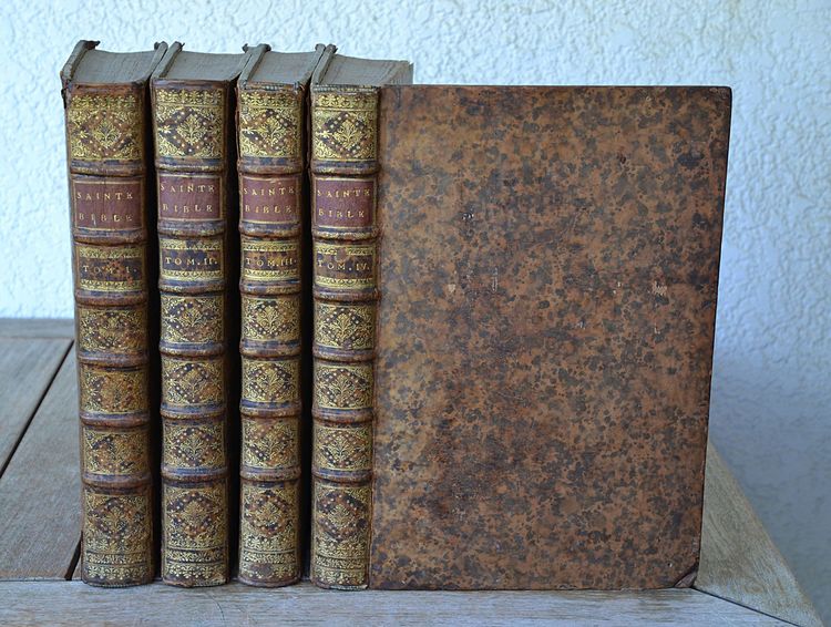 La Sainte Bible en latin et en françois, avec des notes littérales pour l’intelligence des endroits les plus difficiles.
Et la concorde des quatre évangélistes.
Divisé en trois tomes, avec un quatrième tome, contenant les livres apocryphes de l’Ancien Testament, en latin & en françois, & plusieurs autres pièces.
Des dissertations sur l’Écriture Sainte : une explication des noms hébreux, des traités & des tables de chronologie & de géographie, enrichies de figures & de nouvelles cartes, & plusieurs tables des matières.