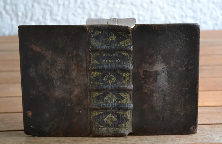 La grande chirurgie de Maistre Guy de Chauliac, médecin de l’université de Montpellier.
Traduite nouvellement en françois, & enrichie de plusieurs remarques, tant de théorie que de pratique, en forme de commentaire.
Par Maistre Simon Mingelousaulx, Médecin Iuré de la ville de Bourdeaux.
Première édition. - photo