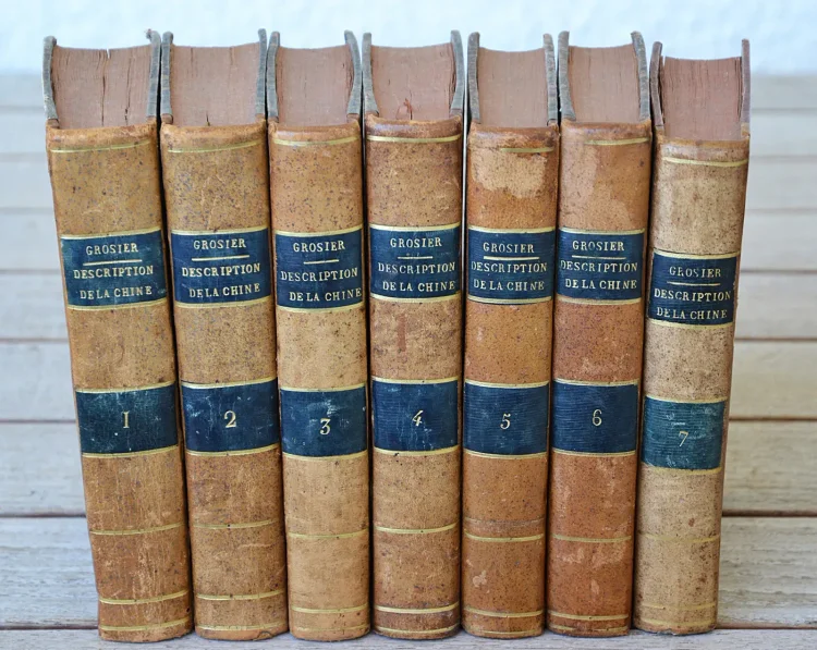 De la Chine, ou description générale de cet Empire, rédigé d’après les mémoires de la mission de Pé-Kin.
Ouvrage qui contient la description topographique des quinze provinces de la Chine, celle de la Tartarie, des îles et des divers états tributaires qui en dépendent ; le nombre de ses villes ; le tableau de sa population ; les trois règnes de son histoire naturelle, rassemblés et donnés pour la première fois avec quelque étendue ; et l’exposé de toutes les connaissances acquises et parvenues jusqu’ici en Europe sur le gouvernement de la religion, les lois, les mœurs, les usages, les sciences et le arts des chinois.
Troisième édition, revue et considérablement augmentée. Avec deux cartes. - photo