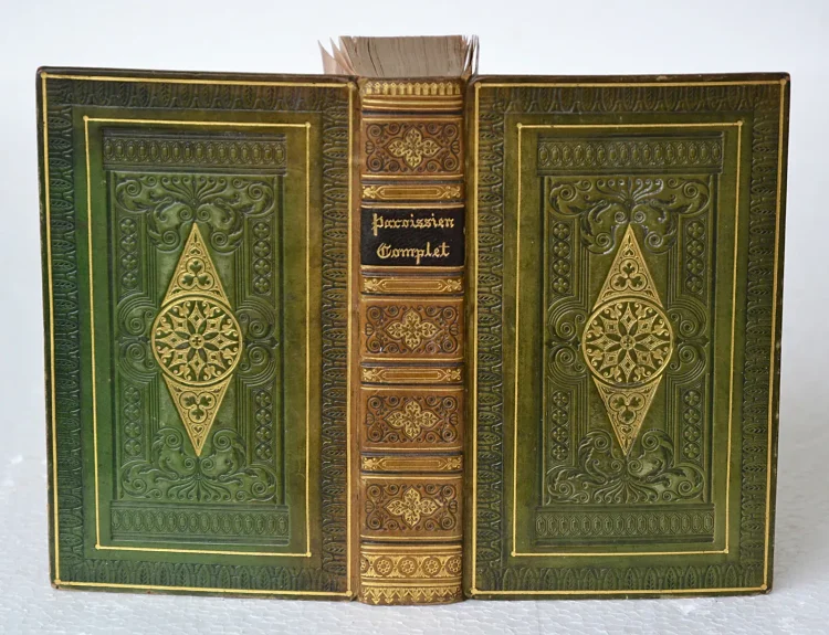 Le Paroissien complet, contenant l’office des dimanches et des fêtes, en latin et en françois ; selon l’usage de Paris et de Rome. - photo