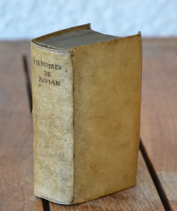 Mémoires sur les choses advenües en France depuis la mort de Henry le Grand, jusques à la paix faite avec les Réformés au mois de juin 1629.
Seconde édition, augmentée d’un quatrième livre, et de divers discours politiques du mesme auteur, cy-devant non imprimés [suivi de] : Discours politiques du Duc de Rohan, faits en divers temps sur les affaires qui se passoient [suivi de] : Véritable discours de ce qui s’est passé en l’Assemblée politique des Églises Réformées de France, tenüe à Saumur par la permission du Roy, l’an 1611. Servant de supplément aux mémoires du Duc de Rohan. - photo