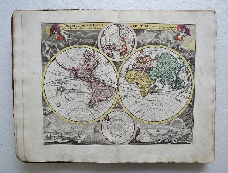 Samuelis Fabri Rect. Gymn. Norib. Atlas Scholastichodoeporicus oder immer stärcker anwachsender Schul- und Reisen-Atlas nach der schwer- und beschwerlichen Last erleichtert und bequemer gemacht sowohl in denen Alten für die gelehrte; als auch in denen Neusten kleinen, doch vollständigen Mappen, für die jenige, welche in denen Land-Charten noch unerfahren vom Neuen ausgefertigt von Christoph Weigel. Der Kaiserl. Reichs Post gegen-über wohnhafft in Nürnberg. - photo