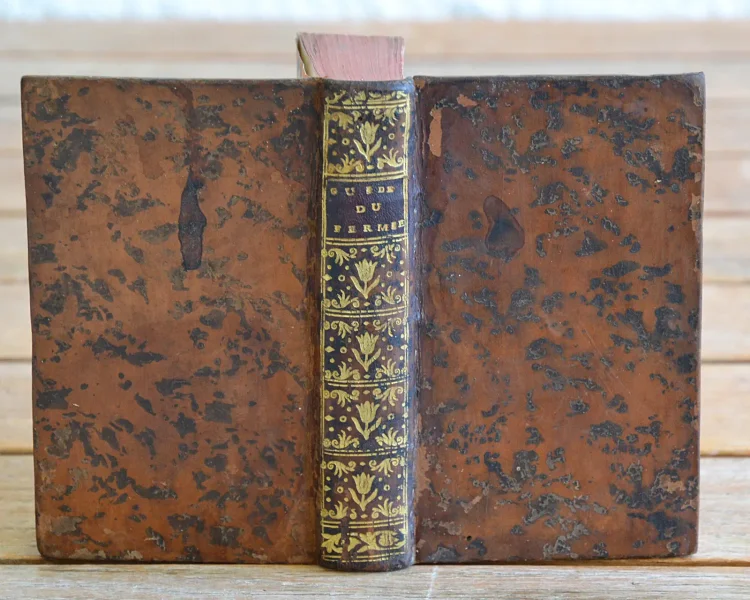 Le guide du fermier, ou instructions pour élever, nourrir, acheter & vendre les bêtes à cornes, les brebis, les moutons, les agneaux & les cochons.
Contenant les symptômes de leurs maladies / Les remèdes pour les guérir / Le choix de leur nourriture, de leurs pâturages / La manière de faire le meilleur beurre & différentes espèces de fromages / La façon d’élever la volaille, les dindons, les oies, les canards (…).
Traduit de l’anglais sur la quatrième édition. - photo