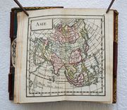 Tablettes poliptyques, oeconomiques et géographiques : contenant les 4 parties du monde & destinées à recevoir les observations et remarques sur tous les différens États, Royaumes et Républiques de l’Europe, etc. Détails que ces cartes renferment. Ces tablettes sont composés d’un papier nouveau, propre à écrire et dessiner sans plume ni encre ni crayon, en se servant de telle pointe d’un métal particulier qui sera adapté aux tablettes. L’avantage de cette pointe est que l’on pourra effacer ce qu’on y aura écrit ou dessiné avec une éponge mouillée, et y tracer de nouveaux caractères. - image 8