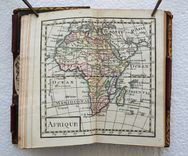 Tablettes poliptyques, oeconomiques et géographiques : contenant les 4 parties du monde & destinées à recevoir les observations et remarques sur tous les différens États, Royaumes et Républiques de l’Europe, etc. Détails que ces cartes renferment. Ces tablettes sont composés d’un papier nouveau, propre à écrire et dessiner sans plume ni encre ni crayon, en se servant de telle pointe d’un métal particulier qui sera adapté aux tablettes. L’avantage de cette pointe est que l’on pourra effacer ce qu’on y aura écrit ou dessiné avec une éponge mouillée, et y tracer de nouveaux caractères. - image 5