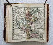 Tablettes poliptyques, oeconomiques et géographiques : contenant les 4 parties du monde & destinées à recevoir les observations et remarques sur tous les différens États, Royaumes et Républiques de l’Europe, etc. Détails que ces cartes renferment. Ces tablettes sont composés d’un papier nouveau, propre à écrire et dessiner sans plume ni encre ni crayon, en se servant de telle pointe d’un métal particulier qui sera adapté aux tablettes. L’avantage de cette pointe est que l’on pourra effacer ce qu’on y aura écrit ou dessiné avec une éponge mouillée, et y tracer de nouveaux caractères. - image 7