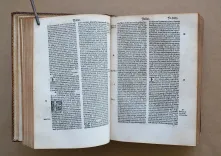 Biblia sacra, integrum utriusque Testamenti corpus complectens, diligenter recognita et emendata. Cul concordantiis simul et argumentis : cumque juris canonici allegationibus passim adnotatis. Insuper in calce ejusdem, annexe sunt nominum Hebraicorum, Chaldeorum, atque Grecorum interpretationes. Huic editioni adjectus est index rerum et sententiarum Veteris et Novi Testamenti. - photo