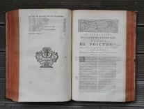 Nouveau coutumier général, ou corps des coutumes générales et particulières de France et des provinces connues sous le nom des Gaules ; exactement vérifiées sur les originaux conservez au Greffe du Parlement de Paris, & des autres Cours du Royaume.
Avec les notes de MM. Toussaint Chauvelin, Julien Brodeau, & Jean-Marie Ricard, avocats au Parlement.
Jointes aux annotations de MM. Charles Du Molin, François Ragueneau & Gabriel-Michel de La Rochemaillet.
Mis en ordre, & accompagné de sommaires en marge des articles, d’interprétation des dictions obscures employées dans les textes, de listes alphabétiques des lieux régis par chaque coutume, et enrichi de nouvelles notes tirées des principales observations des commentateurs, & des jugemens qui ont éclairci, interprété, ou corrigé quelques points & articles de coutumes. - photo