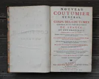 Nouveau coutumier général, ou corps des coutumes générales et particulières de France et des provinces connues sous le nom des Gaules ; exactement vérifiées sur les originaux conservez au Greffe du Parlement de Paris, & des autres Cours du Royaume.
Avec les notes de MM. Toussaint Chauvelin, Julien Brodeau, & Jean-Marie Ricard, avocats au Parlement.
Jointes aux annotations de MM. Charles Du Molin, François Ragueneau & Gabriel-Michel de La Rochemaillet.
Mis en ordre, & accompagné de sommaires en marge des articles, d’interprétation des dictions obscures employées dans les textes, de listes alphabétiques des lieux régis par chaque coutume, et enrichi de nouvelles notes tirées des principales observations des commentateurs, & des jugemens qui ont éclairci, interprété, ou corrigé quelques points & articles de coutumes. - photo