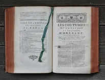 Nouveau coutumier général, ou corps des coutumes générales et particulières de France et des provinces connues sous le nom des Gaules ; exactement vérifiées sur les originaux conservez au Greffe du Parlement de Paris, & des autres Cours du Royaume.
Avec les notes de MM. Toussaint Chauvelin, Julien Brodeau, & Jean-Marie Ricard, avocats au Parlement.
Jointes aux annotations de MM. Charles Du Molin, François Ragueneau & Gabriel-Michel de La Rochemaillet.
Mis en ordre, & accompagné de sommaires en marge des articles, d’interprétation des dictions obscures employées dans les textes, de listes alphabétiques des lieux régis par chaque coutume, et enrichi de nouvelles notes tirées des principales observations des commentateurs, & des jugemens qui ont éclairci, interprété, ou corrigé quelques points & articles de coutumes. - photo