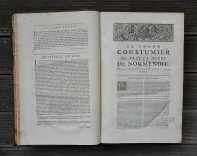 Nouveau coutumier général, ou corps des coutumes générales et particulières de France et des provinces connues sous le nom des Gaules ; exactement vérifiées sur les originaux conservez au Greffe du Parlement de Paris, & des autres Cours du Royaume.
Avec les notes de MM. Toussaint Chauvelin, Julien Brodeau, & Jean-Marie Ricard, avocats au Parlement.
Jointes aux annotations de MM. Charles Du Molin, François Ragueneau & Gabriel-Michel de La Rochemaillet.
Mis en ordre, & accompagné de sommaires en marge des articles, d’interprétation des dictions obscures employées dans les textes, de listes alphabétiques des lieux régis par chaque coutume, et enrichi de nouvelles notes tirées des principales observations des commentateurs, & des jugemens qui ont éclairci, interprété, ou corrigé quelques points & articles de coutumes. - photo