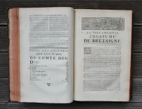 Nouveau coutumier général, ou corps des coutumes générales et particulières de France et des provinces connues sous le nom des Gaules ; exactement vérifiées sur les originaux conservez au Greffe du Parlement de Paris, & des autres Cours du Royaume.
Avec les notes de MM. Toussaint Chauvelin, Julien Brodeau, & Jean-Marie Ricard, avocats au Parlement.
Jointes aux annotations de MM. Charles Du Molin, François Ragueneau & Gabriel-Michel de La Rochemaillet.
Mis en ordre, & accompagné de sommaires en marge des articles, d’interprétation des dictions obscures employées dans les textes, de listes alphabétiques des lieux régis par chaque coutume, et enrichi de nouvelles notes tirées des principales observations des commentateurs, & des jugemens qui ont éclairci, interprété, ou corrigé quelques points & articles de coutumes. - photo