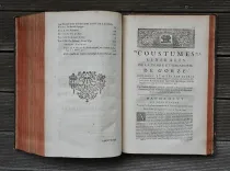 Nouveau coutumier général, ou corps des coutumes générales et particulières de France et des provinces connues sous le nom des Gaules ; exactement vérifiées sur les originaux conservez au Greffe du Parlement de Paris, & des autres Cours du Royaume.
Avec les notes de MM. Toussaint Chauvelin, Julien Brodeau, & Jean-Marie Ricard, avocats au Parlement.
Jointes aux annotations de MM. Charles Du Molin, François Ragueneau & Gabriel-Michel de La Rochemaillet.
Mis en ordre, & accompagné de sommaires en marge des articles, d’interprétation des dictions obscures employées dans les textes, de listes alphabétiques des lieux régis par chaque coutume, et enrichi de nouvelles notes tirées des principales observations des commentateurs, & des jugemens qui ont éclairci, interprété, ou corrigé quelques points & articles de coutumes. - photo
