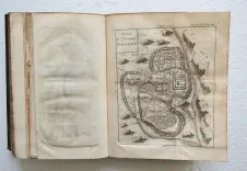 Sainte Bible en latin et en François, avec des notes littérales, critiques et historiques, des préfaces et des dissertations (…).
Tirées du commentaire de Dom Augustin Calmet, Abbé de Senones, de M. l’Abbé De Vence, & des auteurs les plus célèbres ; pour faciliter l’intelligence de l’Écriture Sainte.
Ouvrage enrichi de cartes géographiques & de figures.
Troisième édition, revue, corrigée & augmentée de diverses notes & dissertations nouvelles. - photo
