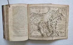 Sainte Bible en latin et en François, avec des notes littérales, critiques et historiques, des préfaces et des dissertations (…).
Tirées du commentaire de Dom Augustin Calmet, Abbé de Senones, de M. l’Abbé De Vence, & des auteurs les plus célèbres ; pour faciliter l’intelligence de l’Écriture Sainte.
Ouvrage enrichi de cartes géographiques & de figures.
Troisième édition, revue, corrigée & augmentée de diverses notes & dissertations nouvelles. - photo