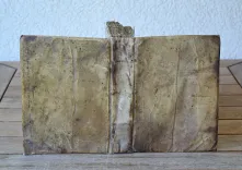 La chirurgie est la partie opérative de la médecine, laquelle tous les autheurs ont divisés en cinq parties, sçavoir dans les thumeurs, playes, ulcères, fractures et dislocations.
Par Monsieur Chirac, fait à Montpellier, le tresième aoust 1714, par moy, Lamarque. - photo