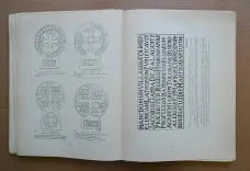 – La Tombe Basque – Recueil d’inscriptions funéraires et domestiques du Pays Basque Français.
– Atlas d’illustrations (dessins et photographies).
Documents recueillis dans les cimetières et sur les habitations du Labourd, de la Basse-Navarre et de la Soule. - photo