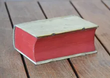 Les Mémoires, contenans l’histoire des Roys Louis XI &Charles VIII, depuis l’an 1464 jusques en 1498.
Reveus & corrigez sur divers manuscrits & anciennes impressions.
Augmentez de plusieurs traictez, contracts, testaments, autres actes, & de diverses observations. Par Denys Godefroy, conseiller, & historiographe du Roy.
Dernière édition, divisée en deux tomes, & enrichie de pourtraits en taille-douce. - photo