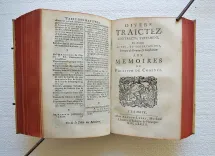 Les Mémoires, contenans l’histoire des Roys Louis XI &Charles VIII, depuis l’an 1464 jusques en 1498.
Reveus & corrigez sur divers manuscrits & anciennes impressions.
Augmentez de plusieurs traictez, contracts, testaments, autres actes, & de diverses observations. Par Denys Godefroy, conseiller, & historiographe du Roy.
Dernière édition, divisée en deux tomes, & enrichie de pourtraits en taille-douce. - photo