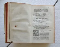 Les Mémoires, contenans l’histoire des Roys Louis XI &Charles VIII, depuis l’an 1464 jusques en 1498.
Reveus & corrigez sur divers manuscrits & anciennes impressions.
Augmentez de plusieurs traictez, contracts, testaments, autres actes, & de diverses observations. Par Denys Godefroy, conseiller, & historiographe du Roy.
Dernière édition, divisée en deux tomes, & enrichie de pourtraits en taille-douce. - photo
