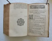 Les Mémoires de Philippe de Commines chevalier, seigneur d’Argenton.
Sur les principaux faicts & gestes de Loys XI & Charles VIII, son fils, Roys de France.
Deux Epistres de Jean Sleidan, avec la vie de l’autheur. Et un ample indice des choses plus remarquables.
Le tout revu & corrigé sur l’édition de Denis Sauvage. - photo