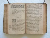 Les Mémoires de Philippe de Commines chevalier, seigneur d’Argenton.
Sur les principaux faicts & gestes de Loys XI & Charles VIII, son fils, Roys de France.
Deux Epistres de Jean Sleidan, avec la vie de l’autheur. Et un ample indice des choses plus remarquables.
Le tout revu & corrigé sur l’édition de Denis Sauvage. - photo