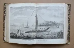 Cartes et figures des voyages entrepris par ordre de Sa Majesté Britannique, actuellement régnante ; pour faire des découvertes dans l’hémisphère méridional, et successivement exécutés par le Commodore Byron, le capitaine Carteret, le capitaine Wallis & le capitaine Cook, dans les vaisseaux le Dauphin, le Swallow & l’Endeavour.
Rédigés d’après les journaux tenus par les différens commandans & les papiers de M. Banks, par J. Hawkesworth, Docteur en Droit. - photo
