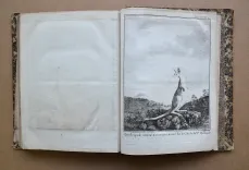 Cartes et figures des voyages entrepris par ordre de Sa Majesté Britannique, actuellement régnante ; pour faire des découvertes dans l’hémisphère méridional, et successivement exécutés par le Commodore Byron, le capitaine Carteret, le capitaine Wallis & le capitaine Cook, dans les vaisseaux le Dauphin, le Swallow & l’Endeavour.
Rédigés d’après les journaux tenus par les différens commandans & les papiers de M. Banks, par J. Hawkesworth, Docteur en Droit. - photo