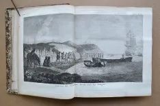 Cartes et figures des voyages entrepris par ordre de Sa Majesté Britannique, actuellement régnante ; pour faire des découvertes dans l’hémisphère méridional, et successivement exécutés par le Commodore Byron, le capitaine Carteret, le capitaine Wallis & le capitaine Cook, dans les vaisseaux le Dauphin, le Swallow & l’Endeavour.
Rédigés d’après les journaux tenus par les différens commandans & les papiers de M. Banks, par J. Hawkesworth, Docteur en Droit. - photo