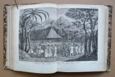 Cartes et figures des voyages entrepris par ordre de Sa Majesté Britannique, actuellement régnante ; pour faire des découvertes dans l’hémisphère méridional, et successivement exécutés par le Commodore Byron, le capitaine Carteret, le capitaine Wallis & le capitaine Cook, dans les vaisseaux le Dauphin, le Swallow & l’Endeavour.
Rédigés d’après les journaux tenus par les différens commandans & les papiers de M. Banks, par J. Hawkesworth, Docteur en Droit. - photo