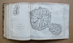 Cartes et figures des voyages entrepris par ordre de Sa Majesté Britannique, actuellement régnante ; pour faire des découvertes dans l’hémisphère méridional, et successivement exécutés par le Commodore Byron, le capitaine Carteret, le capitaine Wallis & le capitaine Cook, dans les vaisseaux le Dauphin, le Swallow & l’Endeavour.
Rédigés d’après les journaux tenus par les différens commandans & les papiers de M. Banks, par J. Hawkesworth, Docteur en Droit. - photo