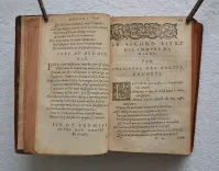Les premières œuvres.
Au Roy de France & de Pologne.
Revues, corrigées & augmentées en ceste dernière impression.
A Lyon, par les Héritiers de François Didier, à l’enseigne du Fénix, sans date [1580] (Tchémerzine, T2, p. 884). - photo