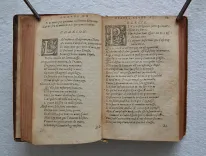 Les premières œuvres.
Au Roy de France & de Pologne.
Revues, corrigées & augmentées en ceste dernière impression.
A Lyon, par les Héritiers de François Didier, à l’enseigne du Fénix, sans date [1580] (Tchémerzine, T2, p. 884). - photo