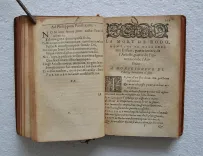 Les premières œuvres.
Au Roy de France & de Pologne.
Revues, corrigées & augmentées en ceste dernière impression.
A Lyon, par les Héritiers de François Didier, à l’enseigne du Fénix, sans date [1580] (Tchémerzine, T2, p. 884). - photo