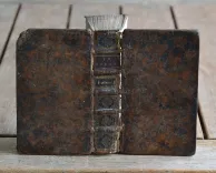 La géographie universelle qui fait voir l’estat présent des 4 parties du monde, c’est à dire, les religions, les coutumes et les richesses des peuples ; les forces et les gouvernemens des Estats ; ce qui est de plus beau et de plus rare dans dans chaque région ; et autres particularités pour savoir l’Histoire et l’Interest des Princes.
Par P. Du Val, Géographe Ordinaire du Roy. - photo